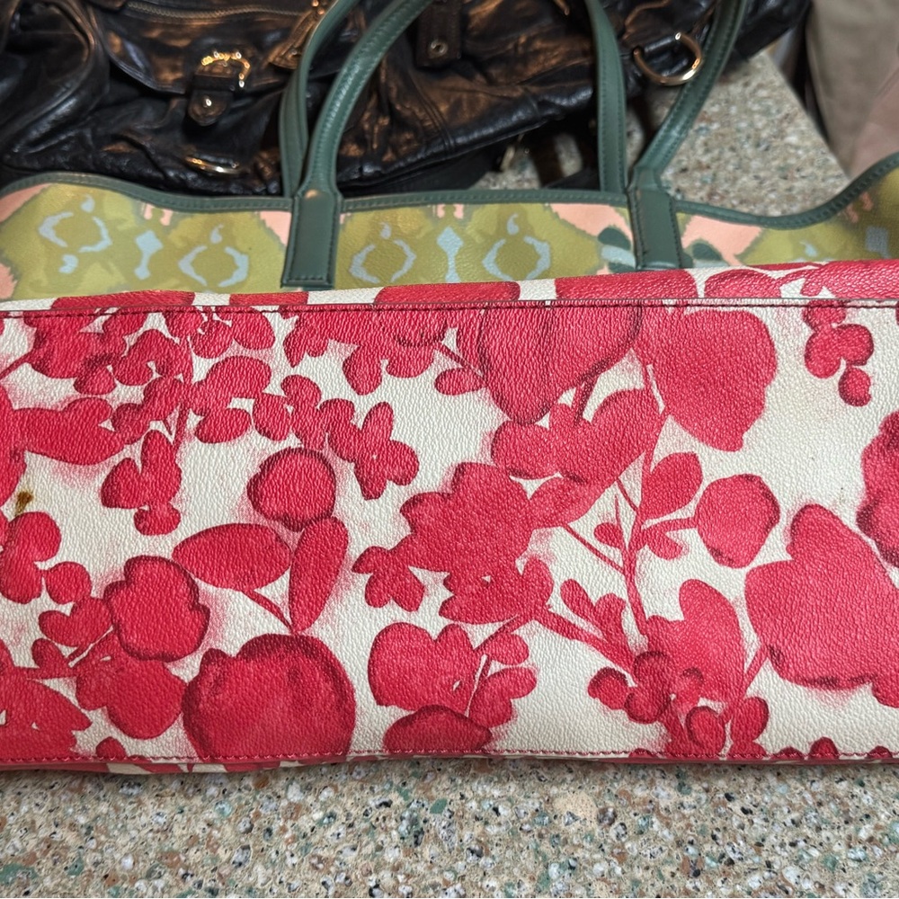 Tory Burch Kerrington tote spot on bottom - Picture 5 of 7